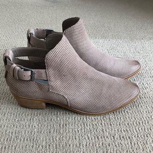 Dolce Vita Sam Perforated Ankle Bootie Sz 12